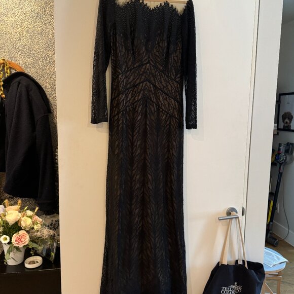 Lace Gown - Picture 2 of 4